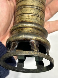 Deux br&ucirc;le-parfums en bronze, un sur socle et trois vases, marque de Xuande, 19/20&egrave;me