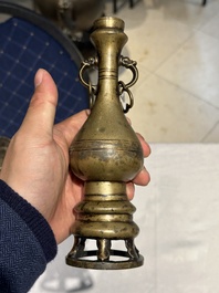 Deux br&ucirc;le-parfums en bronze, un sur socle et trois vases, marque de Xuande, 19/20&egrave;me