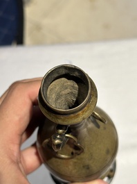 Deux br&ucirc;le-parfums en bronze, un sur socle et trois vases, marque de Xuande, 19/20&egrave;me