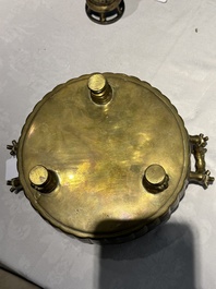 Deux br&ucirc;le-parfums en bronze, un sur socle et trois vases, marque de Xuande, 19/20&egrave;me