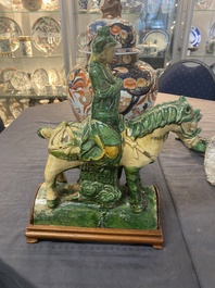 Paire de tuiles faiti&egrave;res en gr&egrave;s &eacute;maill&eacute; sancai en forme de dauphin et deux figures de guerrier et intellectuel, Ming