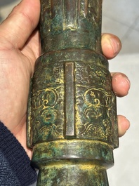 Een Chinese bronzen Shang-stijl 'gu' vaas op houten sokkel, 19/20e eeuw