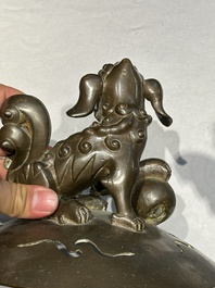 Grand br&ucirc;le-parfum couvert sur socle en bronze &agrave; d&eacute;cor de six lions, Chine, 19&egrave;me
