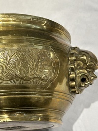 Deux br&ucirc;le-parfums en bronze, un sur socle et trois vases, marque de Xuande, 19/20&egrave;me