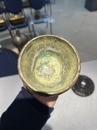 Een Chinese bronzen Shang-stijl 'gu' vaas op houten sokkel, 19/20e eeuw