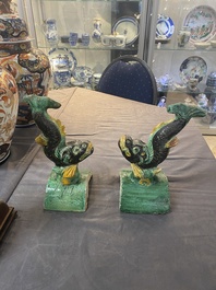 Paire de tuiles faiti&egrave;res en gr&egrave;s &eacute;maill&eacute; sancai en forme de dauphin et deux figures de guerrier et intellectuel, Ming