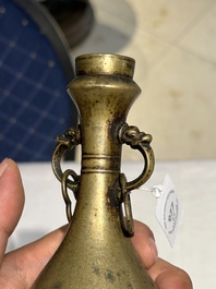 Deux br&ucirc;le-parfums en bronze, un sur socle et trois vases, marque de Xuande, 19/20&egrave;me
