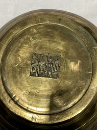 Deux br&ucirc;le-parfums en bronze, un sur socle et trois vases, marque de Xuande, 19/20&egrave;me