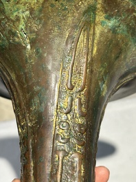 Een Chinese bronzen Shang-stijl 'gu' vaas op houten sokkel, 19/20e eeuw