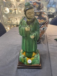 Paire de tuiles faiti&egrave;res en gr&egrave;s &eacute;maill&eacute; sancai en forme de dauphin et deux figures de guerrier et intellectuel, Ming
