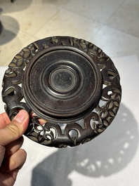 Een Chinese bronzen Shang-stijl 'gu' vaas op houten sokkel, 19/20e eeuw