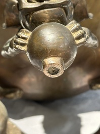 Grand br&ucirc;le-parfum couvert sur socle en bronze &agrave; d&eacute;cor de six lions, Chine, 19&egrave;me