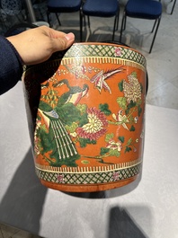 Two Chinese famille rose vases and a jardiniere, 19/20th C.