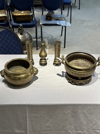 Deux br&ucirc;le-parfums en bronze, un sur socle et trois vases, marque de Xuande, 19/20&egrave;me