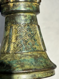 Een Chinese bronzen Shang-stijl 'gu' vaas op houten sokkel, 19/20e eeuw