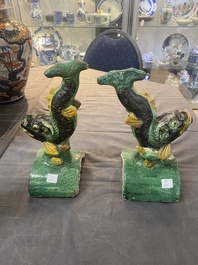 Paire de tuiles faiti&egrave;res en gr&egrave;s &eacute;maill&eacute; sancai en forme de dauphin et deux figures de guerrier et intellectuel, Ming