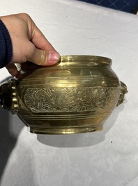 Deux br&ucirc;le-parfums en bronze, un sur socle et trois vases, marque de Xuande, 19/20&egrave;me