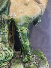 Paire de tuiles faiti&egrave;res en gr&egrave;s &eacute;maill&eacute; sancai en forme de dauphin et deux figures de guerrier et intellectuel, Ming