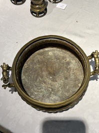 Deux br&ucirc;le-parfums en bronze, un sur socle et trois vases, marque de Xuande, 19/20&egrave;me