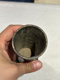 Deux br&ucirc;le-parfums en bronze, un sur socle et trois vases, marque de Xuande, 19/20&egrave;me