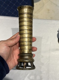 Deux br&ucirc;le-parfums en bronze, un sur socle et trois vases, marque de Xuande, 19/20&egrave;me