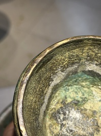 Een Chinese bronzen Shang-stijl 'gu' vaas op houten sokkel, 19/20e eeuw