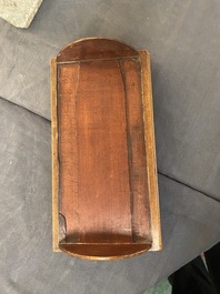 Paire de tuiles faiti&egrave;res en gr&egrave;s &eacute;maill&eacute; sancai en forme de dauphin et deux figures de guerrier et intellectuel, Ming