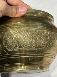 Deux br&ucirc;le-parfums en bronze, un sur socle et trois vases, marque de Xuande, 19/20&egrave;me