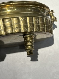 Deux br&ucirc;le-parfums en bronze, un sur socle et trois vases, marque de Xuande, 19/20&egrave;me