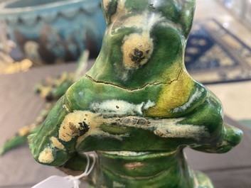 Paire de tuiles faiti&egrave;res en gr&egrave;s &eacute;maill&eacute; sancai en forme de dauphin et deux figures de guerrier et intellectuel, Ming