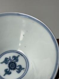 Bol de forme conique en porcelaine de Chine doucai &agrave; d&eacute;cor de ph&eacute;nix, marque Chenghua, Kangxi/Yongzheng