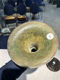 Een Chinese bronzen Shang-stijl 'gu' vaas op houten sokkel, 19/20e eeuw