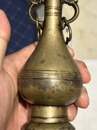 Deux br&ucirc;le-parfums en bronze, un sur socle et trois vases, marque de Xuande, 19/20&egrave;me