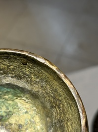 Een Chinese bronzen Shang-stijl 'gu' vaas op houten sokkel, 19/20e eeuw