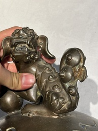 Grand br&ucirc;le-parfum couvert sur socle en bronze &agrave; d&eacute;cor de six lions, Chine, 19&egrave;me