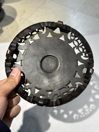Een Chinese bronzen Shang-stijl 'gu' vaas op houten sokkel, 19/20e eeuw