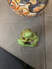 Paire de tuiles faiti&egrave;res en gr&egrave;s &eacute;maill&eacute; sancai en forme de dauphin et deux figures de guerrier et intellectuel, Ming