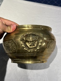 Deux br&ucirc;le-parfums en bronze, un sur socle et trois vases, marque de Xuande, 19/20&egrave;me