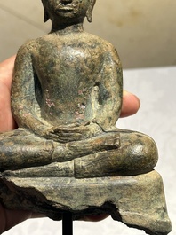 Groupe de cinq figures de Bouddha en bronze, Tha&iuml;lande et Indon&eacute;sie, 8/17&egrave;me