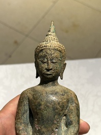 Groupe de cinq figures de Bouddha en bronze, Tha&iuml;lande et Indon&eacute;sie, 8/17&egrave;me