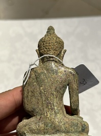 Groupe de cinq figures de Bouddha en bronze, Tha&iuml;lande et Indon&eacute;sie, 8/17&egrave;me