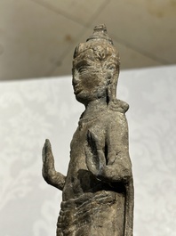 Groupe de cinq figures de Bouddha en bronze, Tha&iuml;lande et Indon&eacute;sie, 8/17&egrave;me