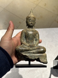 Groupe de cinq figures de Bouddha en bronze, Tha&iuml;lande et Indon&eacute;sie, 8/17&egrave;me
