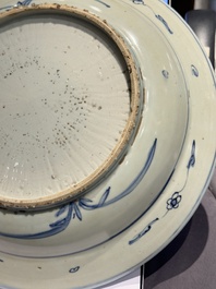 Plat en porcelaine de Chine bleu et blanc &agrave; d&eacute;cor d'oiseaux sur un &eacute;tang, Jiajing