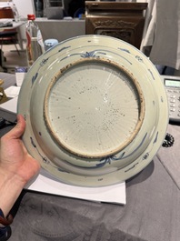 Plat en porcelaine de Chine bleu et blanc &agrave; d&eacute;cor d'oiseaux sur un &eacute;tang, Jiajing