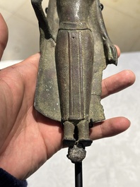 Groupe de cinq figures de Bouddha en bronze, Tha&iuml;lande et Indon&eacute;sie, 8/17&egrave;me