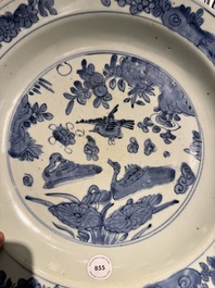 Plat en porcelaine de Chine bleu et blanc &agrave; d&eacute;cor d'oiseaux sur un &eacute;tang, Jiajing