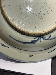 Plat en porcelaine de Chine bleu et blanc &agrave; d&eacute;cor d'oiseaux sur un &eacute;tang, Jiajing