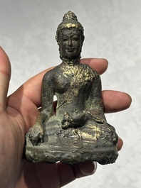 Groupe de cinq figures de Bouddha en bronze, Tha&iuml;lande et Indon&eacute;sie, 8/17&egrave;me