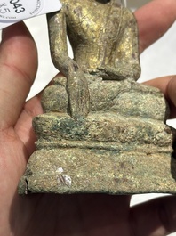 Groupe de cinq figures de Bouddha en bronze, Tha&iuml;lande et Indon&eacute;sie, 8/17&egrave;me